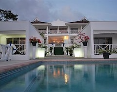 Khách sạn Half Moon Blue Hotel (Scarborough, Trinidad và Tobago)