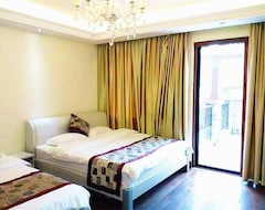 Aaron Hotel (Guangning, China)