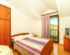 Hotel Rooms Friganović 1418 (Vodice, Croatia)