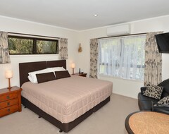 Hotel Morepork Riverside Lodge (Paihia, New Zealand)