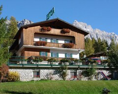 Hotel Villa Gaia (Cortina d'Ampezzo, Italy)
