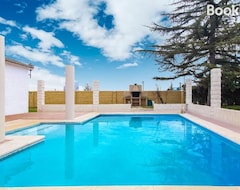 Cijela kuća/apartman Lavish Villa In Villamuriel De Cerrato With Swimming Pool (Villamuriel de Cerrato, Španjolska)