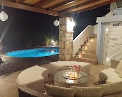 Tüm Ev/Apart Daire Enticing Villa In Loutra With Private Pool, Garden Near Beach (Loutra, Yunanistan)