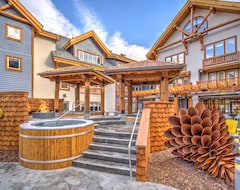 Khách sạn Canalta Lodge (Banff, Canada)