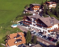 Khách sạn Hotel Interski (Santa Cristina Gherdëina, Ý)
