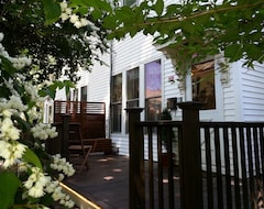 Entire House / Apartment Maria'S Jp Rental - Boston Duplex In Popular Jamaica Plain (Jp) Area (Boston, USA)