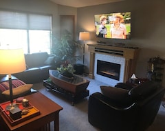 Khách sạn Lake Sundance - Executive Furnished Three Bedroom Upper Duplex (Calgary, Canada)