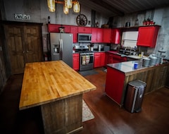 Toàn bộ căn nhà/căn hộ Rustic Hunting Lodge, Sweeping Landscape, Spacious Accommodation (Potwin, Hoa Kỳ)