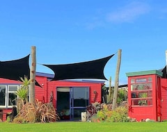 Entire House / Apartment Redbach Retreat By The Sea (Turakina, New Zealand)
