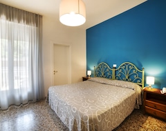 Khách sạn Hotel Bisesti S (Garda, Ý)
