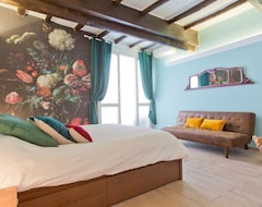 Hotel Bed In Trastevere (Rome, Italy)