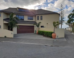 Toàn bộ căn nhà/căn hộ Spacious Ahuriri Town House 100 Mtr From The Beach. Walk To Cafes & Bars, (Ahuriri, New Zealand)
