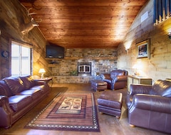 Entire House / Apartment Luxurious Cabin With Private Niangua River Access & View (Camdenton, USA)