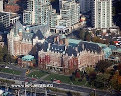 Sunny South Facing Luxury 2 Brm Downtown Condo, Next To The Empress Hotel (Victoria, Canadá)