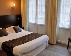 Hotel Le Croiseur Intra Muros (Saint-Malo, France)