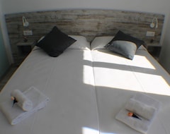 Gloria Rooms 302 - One Bedroom Hotel, Sleeps 2 (Rosas, İspanya)