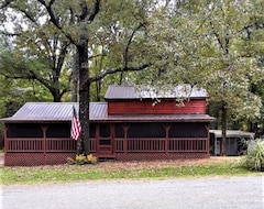 Entire House / Apartment Fox Hunting, Crappie Fishing Getaway (Coffeeville, USA)