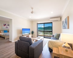 Entire House / Apartment Coastal Vista - The Heart Of Airlie (Daydream Island, Australia)