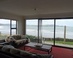 Entire House / Apartment Cloud9 Curio Bay, Beachfront, Porpoise Bay. (Waikawa, New Zealand)