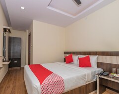 Hotel OYO 36197 Royal Wood (Bengaluru, India)