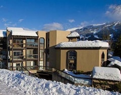 Khách sạn The Ironwood (Whistler, Canada)
