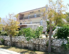Hotelli Panorama Rooms (Pyrgos Dirou, Kreikka)