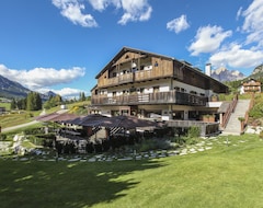 Otel Rosapetra Spa Resort (Cortina d'Ampezzo, İtalya)