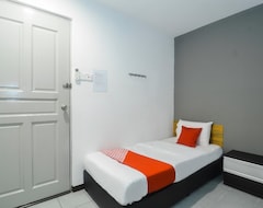 Hotel OYO 89465 Golden Lounge (Kuching, Malezija)