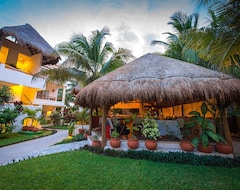 Hotel Petit Lafitte Seaside Bunglow Resort (Playa del Carmen, Mexico)