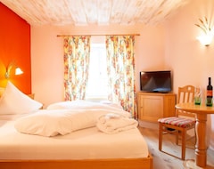 Hotelli Classic Double Room, Shower, Toilet - Hotel Försterhof, Lebe Pur Gmbh. (St. Gilgen, Itävalta)