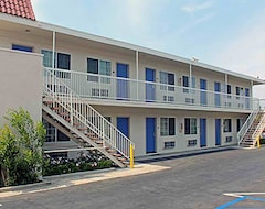 Hotel Motel 6 Gardena ex Bella Suites (Gardena, USA)