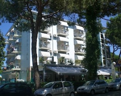Hotel Mondial (Pinarella Di Cervia, Italy)