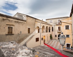 Khách sạn Castello Di Altomonte (Altomonte, Ý)