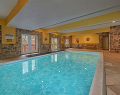 Hotel Pool And Theater Lodge Cabin (Sevierville, USA)