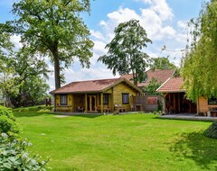 Toàn bộ căn nhà/căn hộ Romantic Wooden House Surrounded By Art (Lottum, Hà Lan)