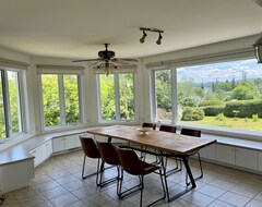 Toàn bộ căn nhà/căn hộ Newly Renovated Villa With Magnificent Views (Coaticook, Canada)