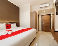 Otel RedDoorz Plus near Lippo Mall Kemang 2 (Jakarta, Endonezya)