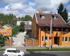 Khách sạn Napsugár Panzió és Kávézó (Nyírbátor, Hungary)