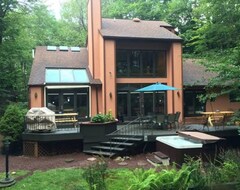 Toàn bộ căn nhà/căn hộ Newly Renovated! Private Outdoor Hot Tub/grill/firepit+ Pool Table (Pocono Lake, Hoa Kỳ)