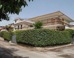 Koko talo/asunto large apartment in the Villa Fiorita 2nd floor for 6-8 pers. 8 min walk to the sea (Formia, Italia)