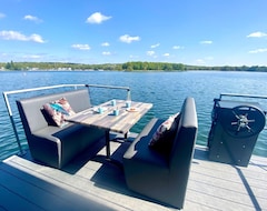 Hotel Ultimate Enjoyment In And On The Water In A Luxury Houseboat On The Lake Mooker (Nijmegen, Nizozemska)