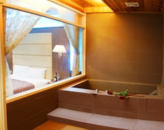 Hotel Sakura sink Hot Spring Resort (Renai Township, Taiwan)