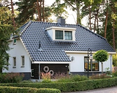 Toàn bộ căn nhà/căn hộ Modern, 4-bedroom villa in green holiday park in Veluwe National Park (Lunteren, Hà Lan)