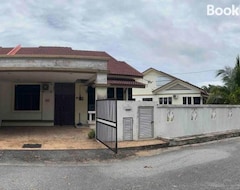 Koko talo/asunto Azzahra Homestay Pekan With 3 Bedrooms (Pekan, Malesia)