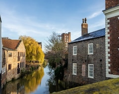 Entire House / Apartment Walmgate Cottage - A Family Break That Sleeps 4 Guests In 2 Bedrooms (York, United Kingdom)