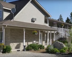 Hotel Adventure The Bruce Inn - Recently Renovated With Outdoor Hot Tub (Tobermory, Canada)