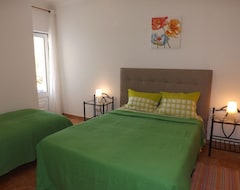 Casa/apartamento entero Sunny 1 Bedroom Apartment 2-5 Pers. With Shared Pool, Wifi Internet, Only 800M To The Beach (Olhos de Agua, Portugal)