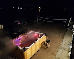 Casa/apartamento entero Lakefront firepit barco pontón kayaks, bañera de hidromasaje jacuzzi bañera pared de plazmas parrilla (Grand Rapids, EE. UU.)
