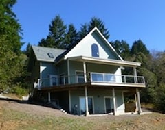 Entire House / Apartment The Best Of Both Worlds! Offering A Ocean View In A Mountain Setting (Brookings, USA)