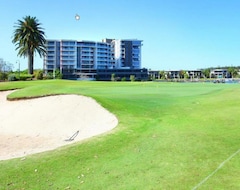 Căn hộ có phục vụ Signature Waterfront Apartments (Merrimac, Úc)